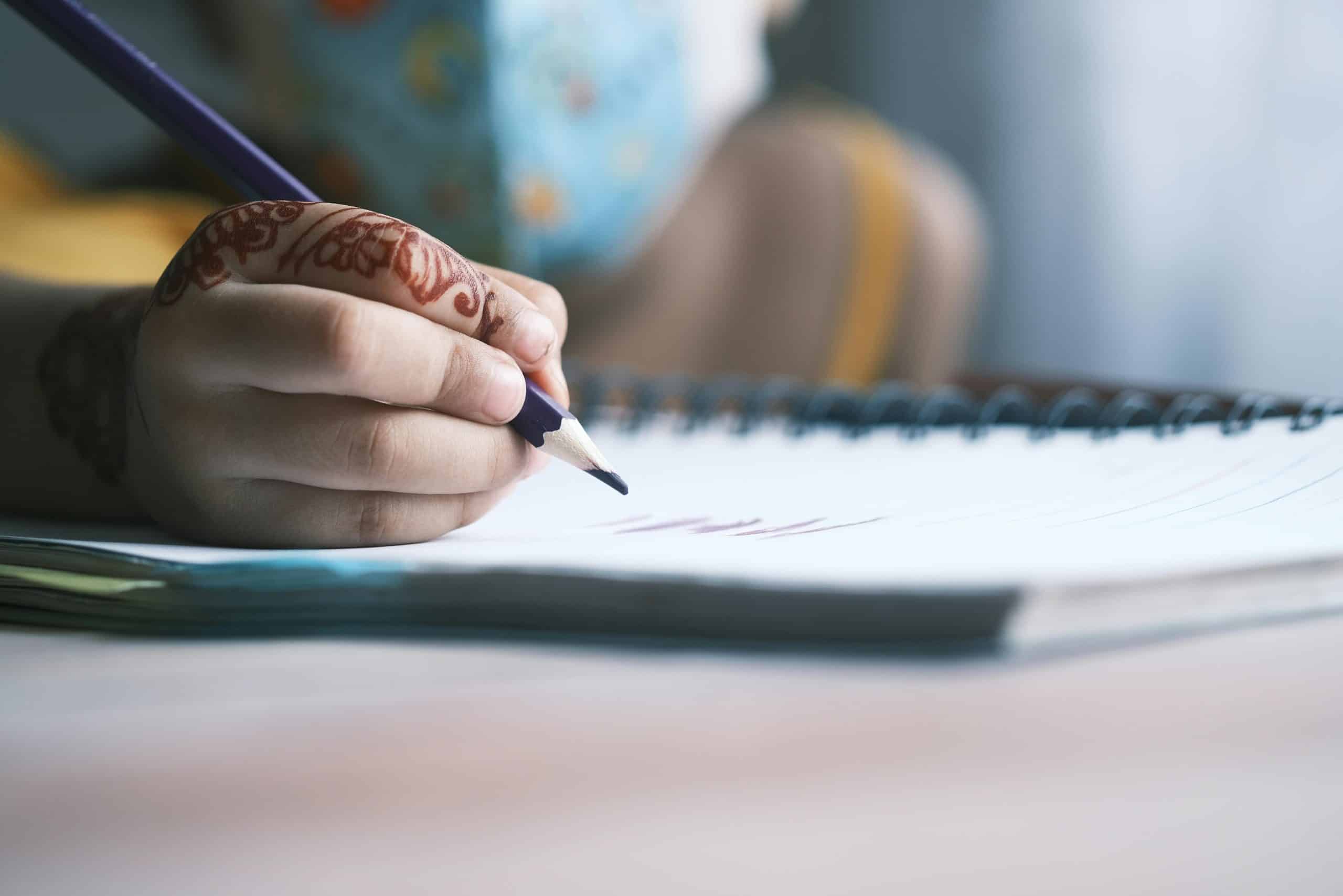 child using dynamic tripod pencil grip for handwriting practice